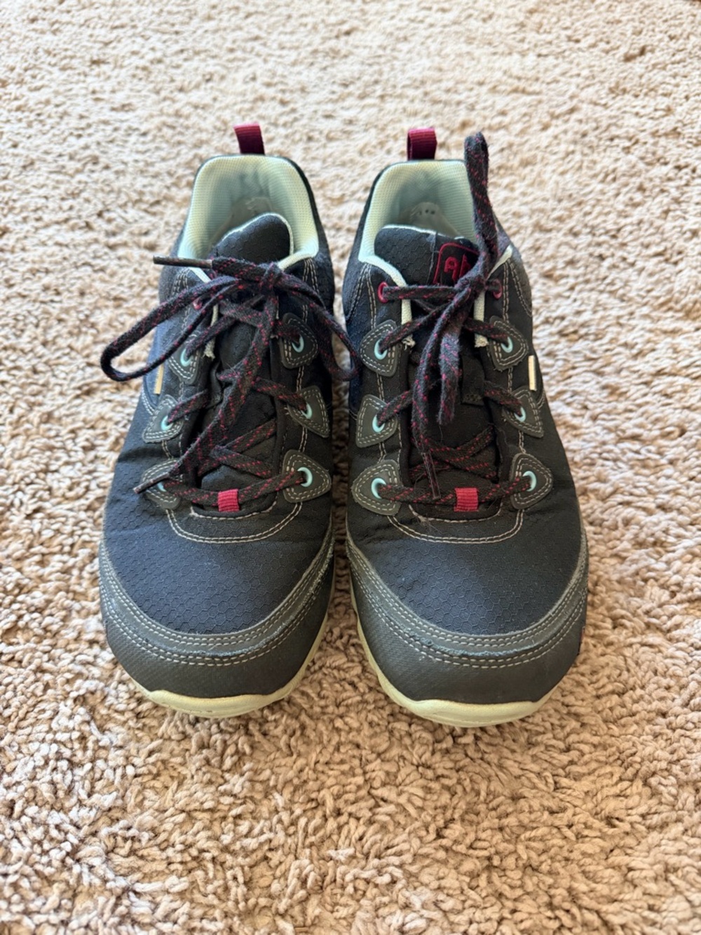 Women’s waterproof hiking sneakers